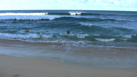 Surfista-En-La-Playa-De-Arena-De-Oahu-Pasa-Olas