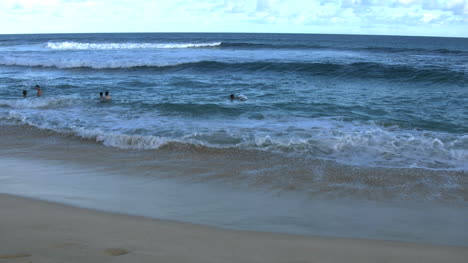 Nadadores-De-Playa-De-Arena-De-Oahu-En-Olas