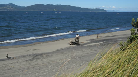 Oregon-Columbia-Río-Boy-Jugando-En-La-Playa