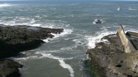 Oregon-Boot-Fährt-In-Den-Hafen-An-Der-Depotbucht-Ein