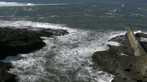 Barcos-De-Oregón-Esperan-En-La-Costa-En-La-Bahía-De-Depósito