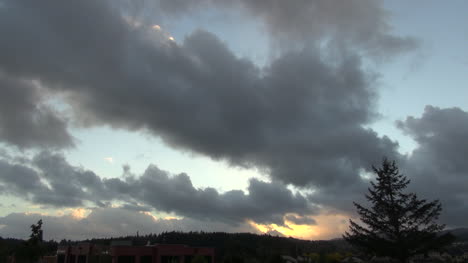 Las-Nubes-De-Oregon-Se-Mueven-Rápido-Después-Del-Lapso-De-Tiempo-Del-Atardecer