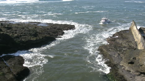 Barco-De-Pesca-De-Oregon-Entra-En-El-Puerto-En-La-Bahía-De-Depósito
