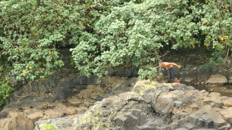 Samoa-Junger-Mann-Springt-Vom-Wasserfall