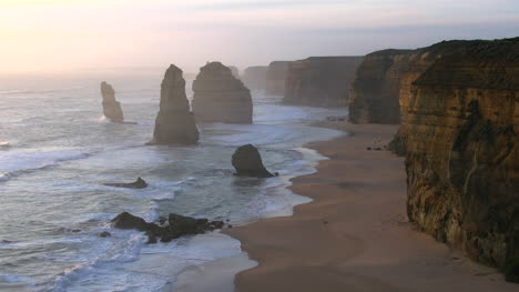 Australien-Great-Ocean-Road-12-Apostel-Grau-Mit-Klippen