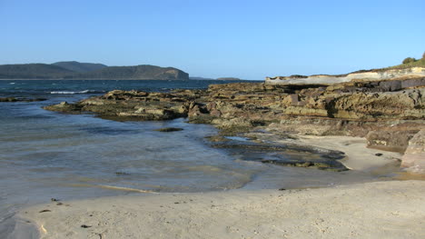 Australien-Murramarang-Strand-Und-Sandsteinfelsen-An-Der-Küste