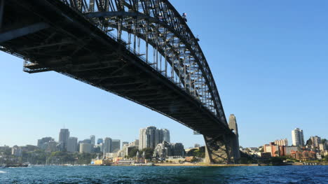 Australien-Sydney-Harbour-Bridge-Mit-Motorboot-Unterqueren