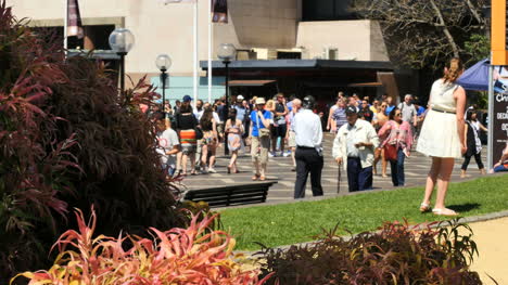 Australien-Sydney-Mädchen-Auf-Gras-Mit-Menschen-Und-Sträuchern