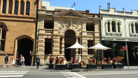 Australien-Sydney-Altbau-Mit-Sonnenschirmen