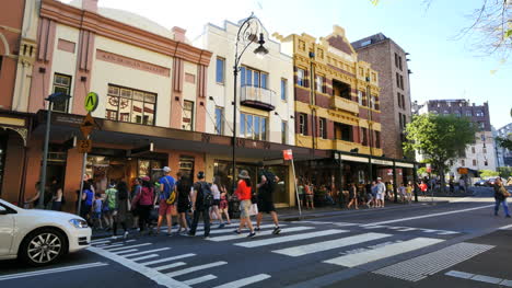 Australien-Sydney-Leute,-Die-Straße-Durch-Historische-Gebäude-überqueren