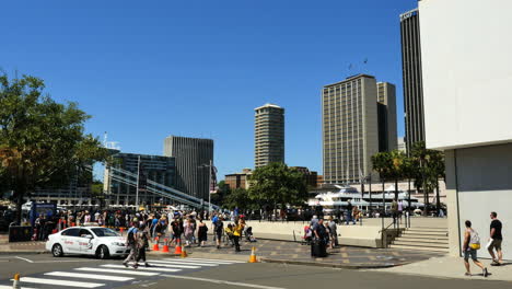 Australien-Sydney-Menschen-überqueren-Der-Straße