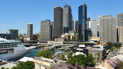 Australien-Sydney-Skyline-Mit-Kreuzfahrtschiff