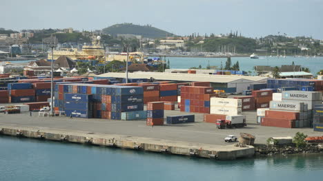 Neukaledonien-Noumea-Dockt-Mit-Containern-An
