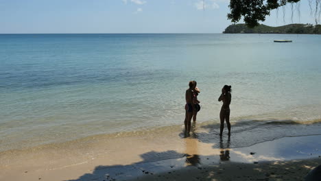 Nueva-Caledonia-Noumea-Chicas-De-Pie-Junto-A-La-Laguna