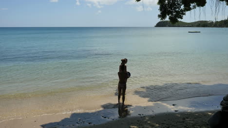 Chicas-De-Nueva-Caledonia-Por-Una-Laguna