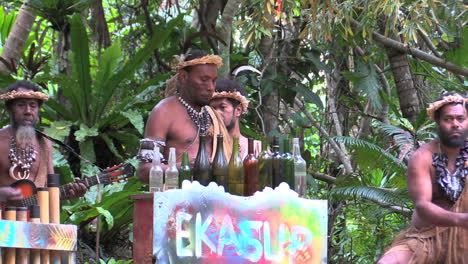 Vanuatu-Band-Spielt-Mit-Flaschen