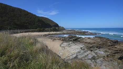 Australia-Great-Ocean-Road-Afloramiento-Rocoso-Más-Allá-De-La-Hierba