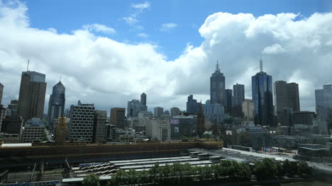Australien-Melbourne-Skyline-Und-Wolken,-Die-Sich-Oben-Abzeichnen