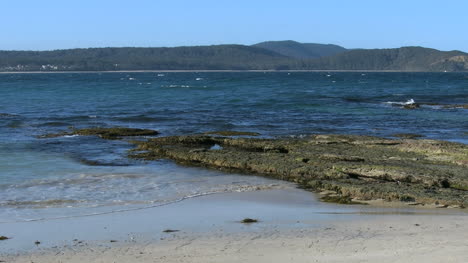Australien-Murramarang-Strand-Und-Freiliegende-Felsen