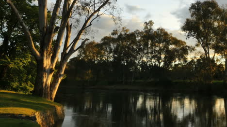 Australia-Murray-River-At-Albury-Late-Afternoon-Pan