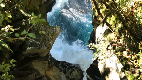 Agua-De-Fiorland-De-Nueva-Zelanda-En-Paredes-De-Roca