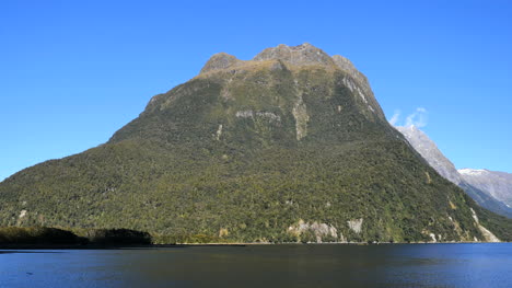 Neuseeland-Milford-Sound-Mitra-Peak-Seitenansicht