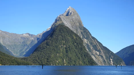 Nueva-Zelanda-Milford-Sonido-Mitre-Peak-Con-Kayaks