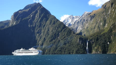 Neuseeland-Milford-Sound-Kreuzfahrtschiff-Und-Wasserfall
