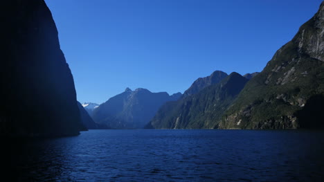 Nueva-Zelanda-Milford-Sonido-Cascada-Distante