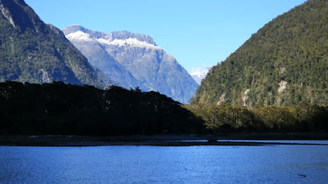 New-Zealand-Milford-Sound-Mountains