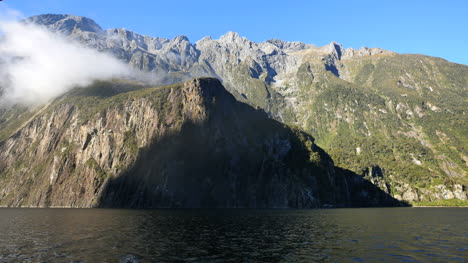 Neuseeland-Milford-Sound-Vorbei-An-Steilen-Klippen
