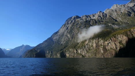 Neuseeland-Milford-Sound-Kleine-Wolke-Auf-Klippe