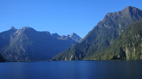 Neuseeland-Milford-Sound-View-Von-Vorbeiziehenden-Klippen