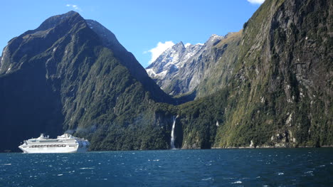 Neuseeland-Milford-Sound-Wasserfall-Und-Kreuzfahrtschiff