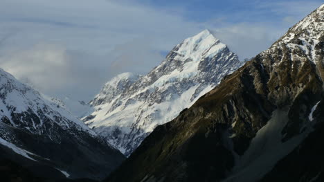 Neuseeland-Mt-Cook-Peak-Rising