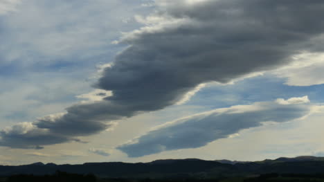 Neuseeland-Wolken-In-Zwei-Reihen