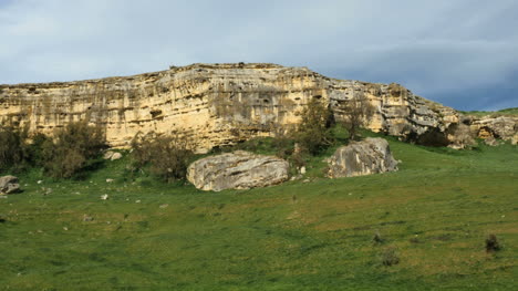 Neuseeland-Felsige-Klippe-Mit-Felsen-Am-Hang