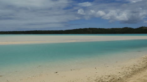 Aitutaki-Blue-Green-Lagoon-With-Rippling-Water