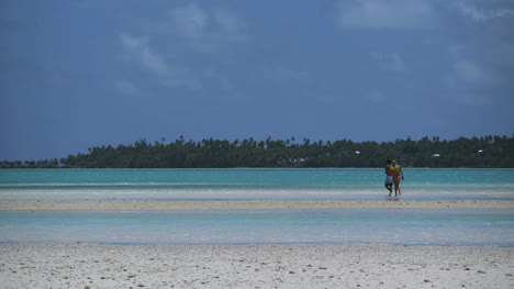 Aitutaki-Paar-Auf-Sandbank-In-Der-Lagune-Lag