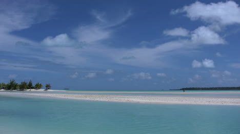 Aitutaki-Paar-Auf-Sand-In-Der-Lagune
