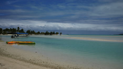 Aitutaki-Lagune-Mit-Booten-Auf-Sand