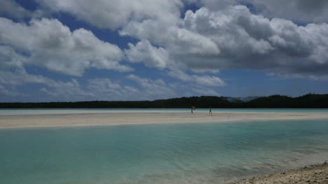 Laguna-Aitutaki-Con-Pareja-En-Barra-De-Arena