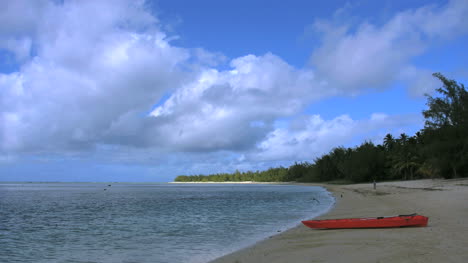 Aitutaki-Rotes-Boot-Am-Strand