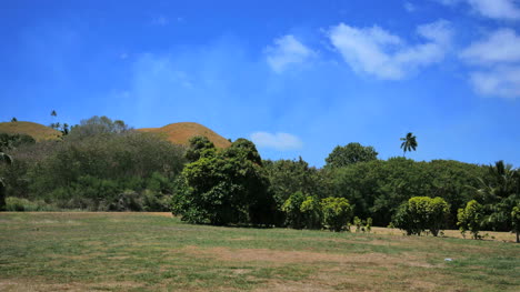 Aitutaki-Bäume-Unter-Kahlen-Hügeln