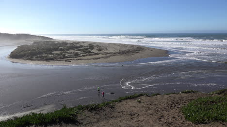 California-Salmon-Creek-Marea-Bore-Con-Mujer-Vadeando