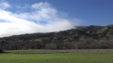 Colinas-De-California-En-Invierno-Con-Nubes