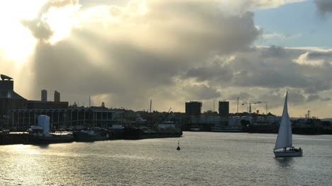 Neuseeland-Auckland-Bay-Abendhimmel-Segelboot