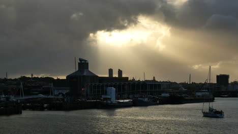 Neuseeland-Auckland-Bay-Segelboot-Bei-Sonnenuntergang
