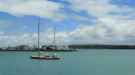 Neuseeland-Auckland-Bay-Segelboot-Segelt-In-Sonnenwanne