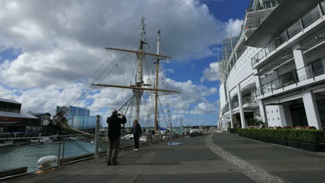 Nueva-Zelanda-Auckland-Turistas-Y-Velero